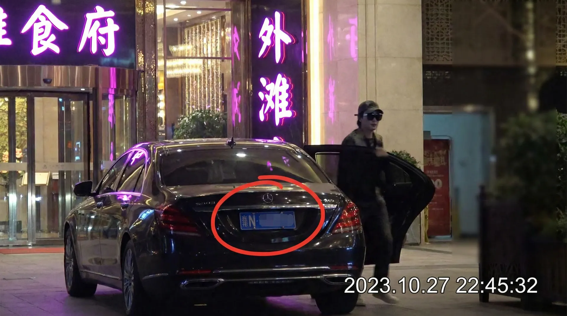 吃瓜爆料网 - 豪车餐厅外被拍